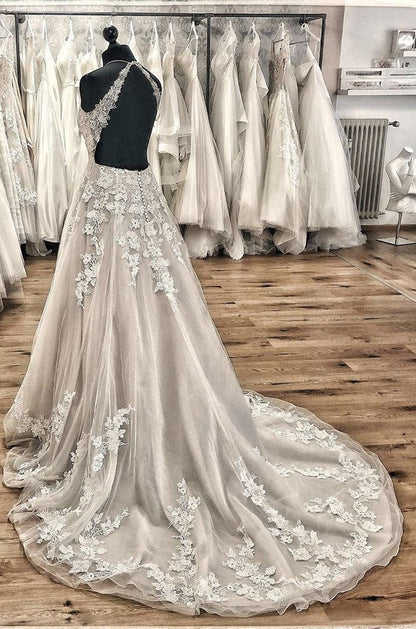 Elegante vestido de novia largo de corte A con cuello halter, espalda descubierta, apliques de encaje, tul, volantes y cola