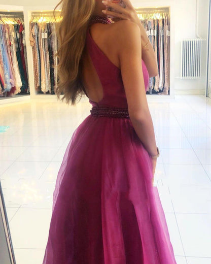Elegantes langes A-Linien-Neckholder-Ballkleid aus Tüll mit Schlitz