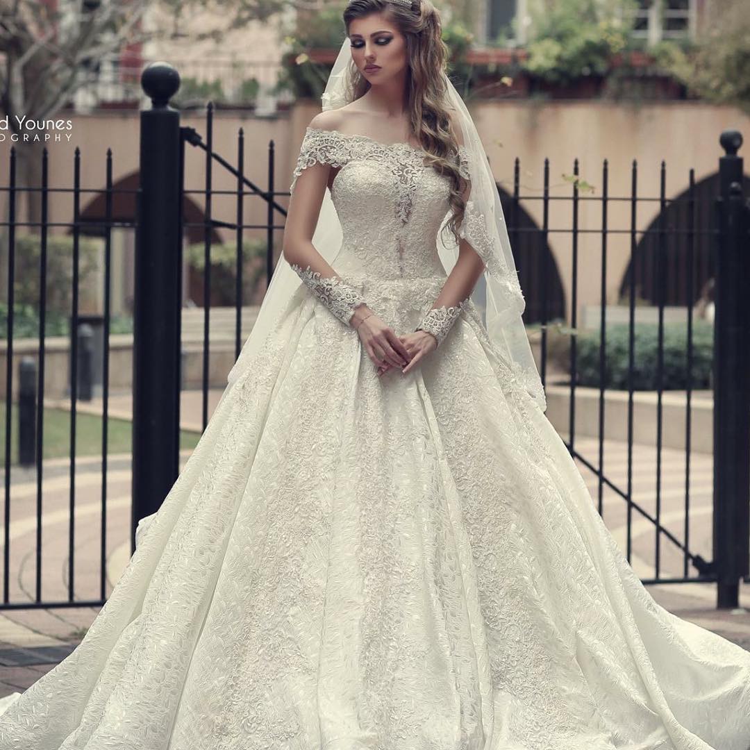 Abito da sposa elegante lungo a linea ad A, scollato sulle spalle, senza schiena, con applicazioni in pizzo e maniche