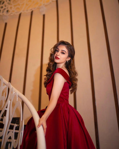 Elegantes langes schulterfreies A-Linien-Ballkleid aus Satin in Rot