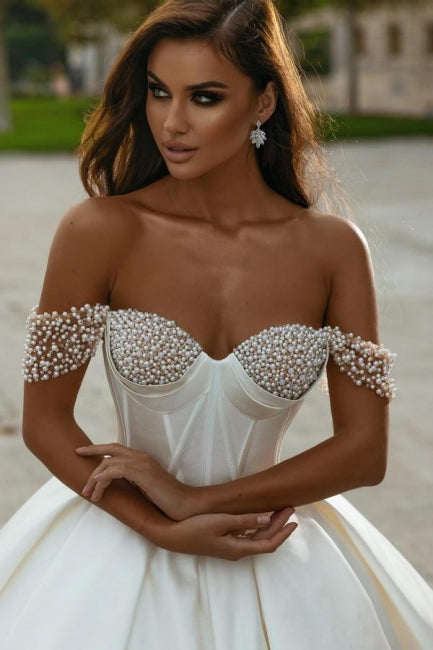 Elegante abito da sposa lungo a linea ad A, senza spalline e scollato sulle spalle, con perline