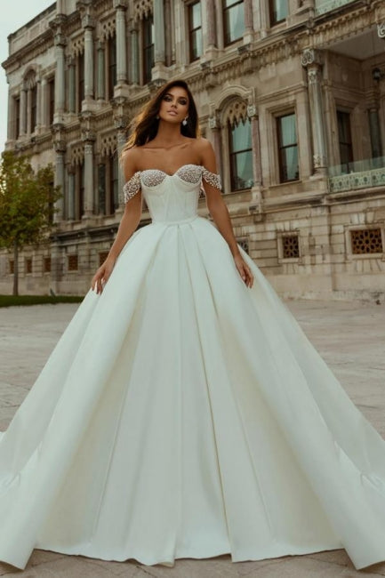 Elegante abito da sposa lungo a linea ad A, senza spalline e scollato sulle spalle, con perline