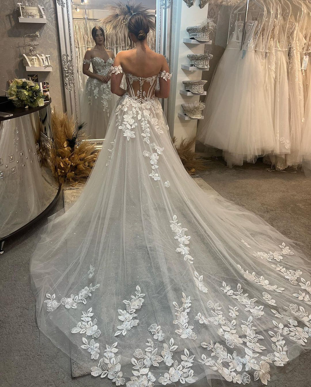 Abito da sposa elegante lungo a linea ad A con scollo a cuore e spalle scoperte, applicazioni e glitter