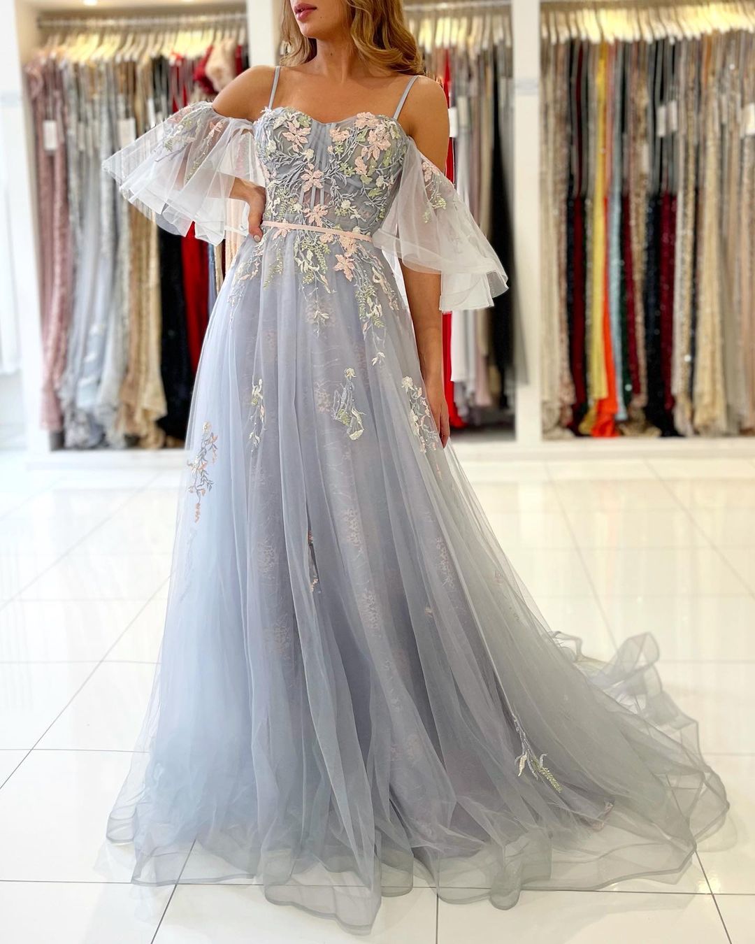 Elegante abito lungo a linea ad A in tulle formale da sera con spalle scoperte e maniche