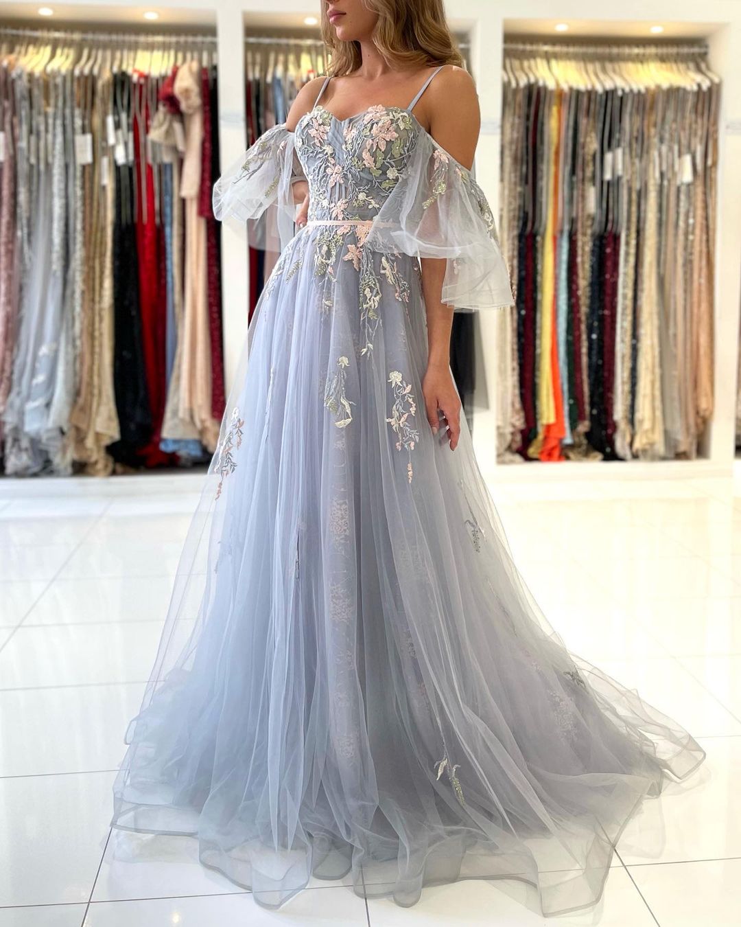Elegante abito lungo a linea ad A in tulle formale da sera con spalle scoperte e maniche