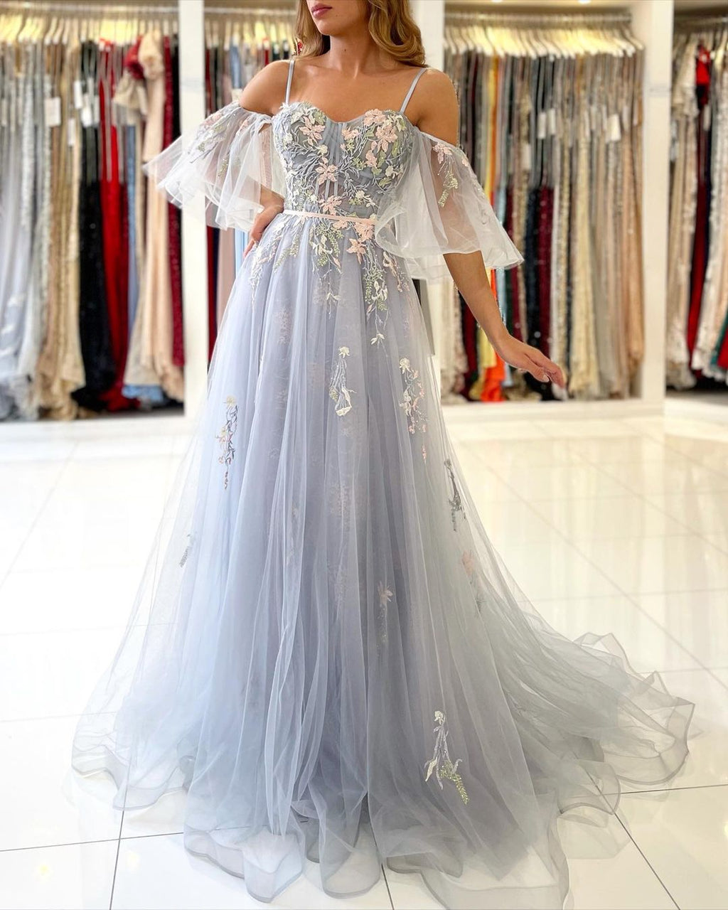 Elegante abito lungo a linea ad A in tulle formale da sera con spalle scoperte e maniche