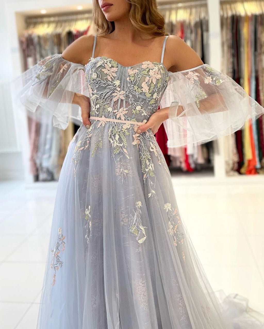 Elegante abito lungo a linea ad A in tulle formale da sera con spalle scoperte e maniche