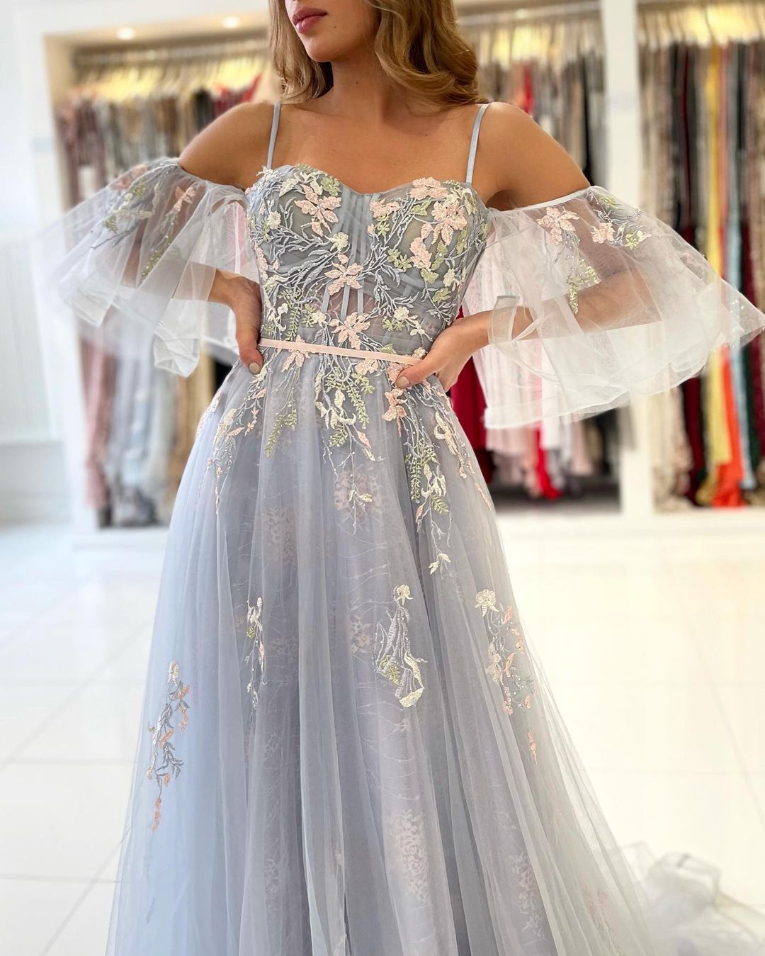 Elegante abito lungo a linea ad A in tulle formale da sera con spalle scoperte e maniche