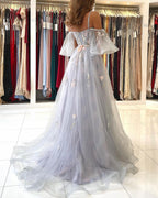 Elegante abito lungo a linea ad A in tulle formale da sera con spalle scoperte e maniche