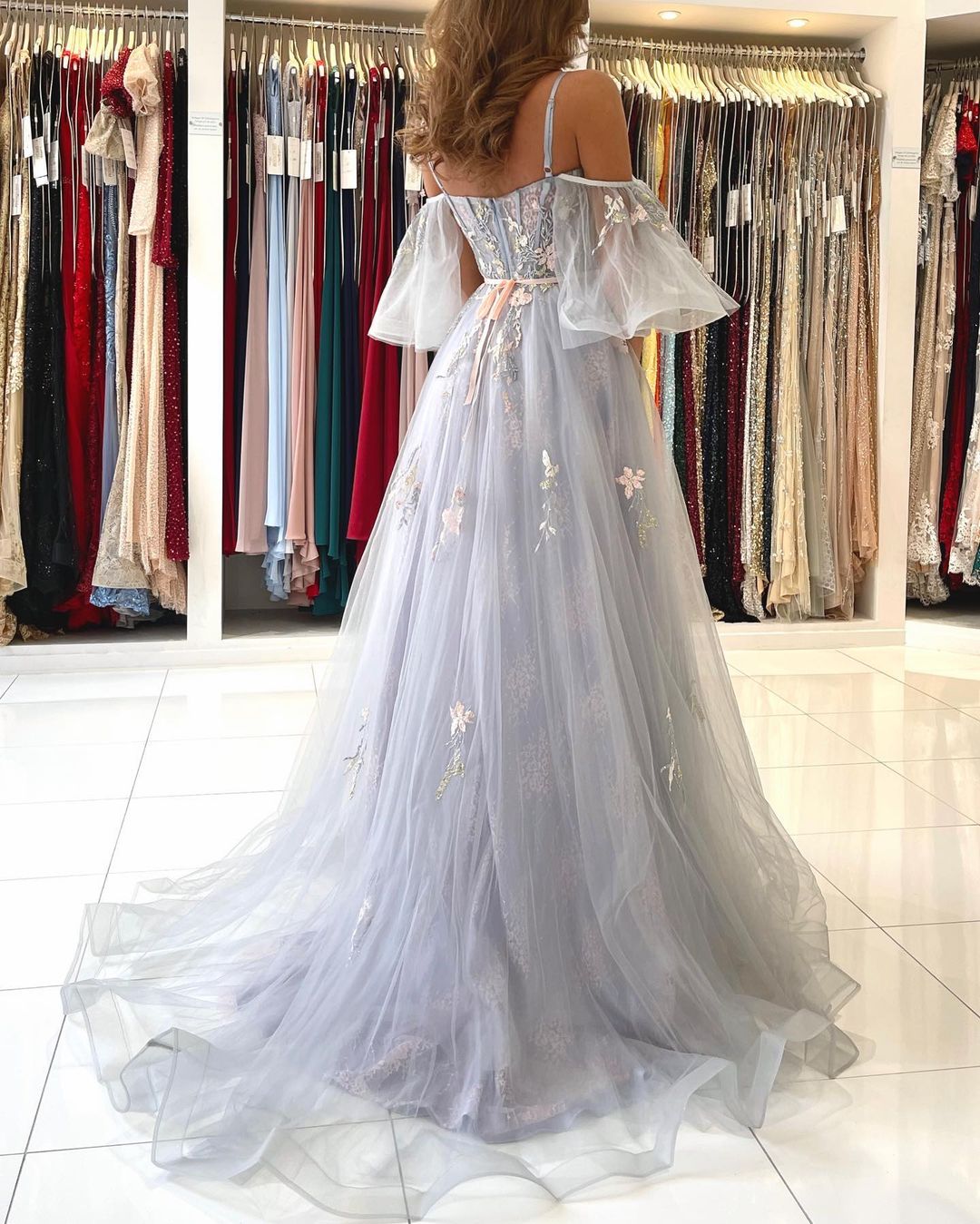 Elegante abito lungo a linea ad A in tulle formale da sera con spalle scoperte e maniche