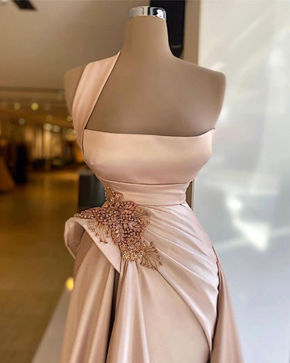 Elegantes langes A-Linien-Ballkleid mit einer Schulter und Applikationen aus Spitze und Perlen