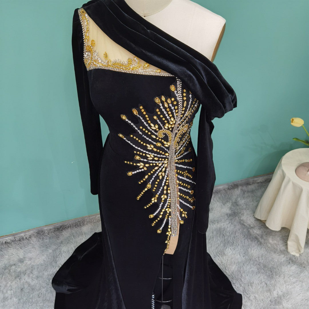 Elegante abito lungo a linea ad A con una spalla, perline e maniche lunghe per cerimonia