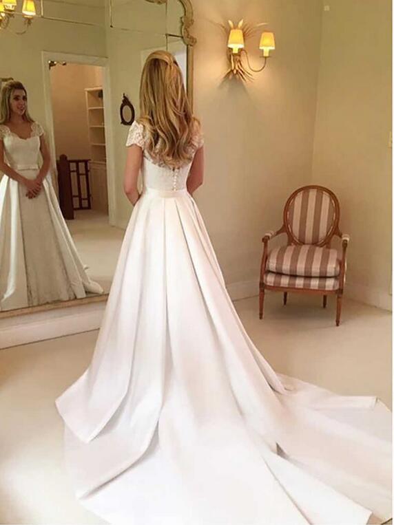 Elegante abito da sposa lungo a linea ad A in raso e pizzo con maniche