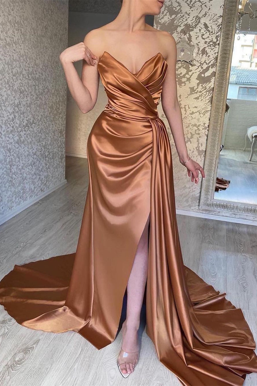 Elegante abito lungo svasato in raso senza maniche semplice per ballo con spacco
