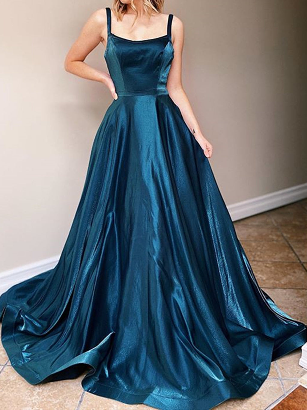Elegante abito lungo a linea ad A senza maniche con schiena scoperta per serate formali e balli di fine anno