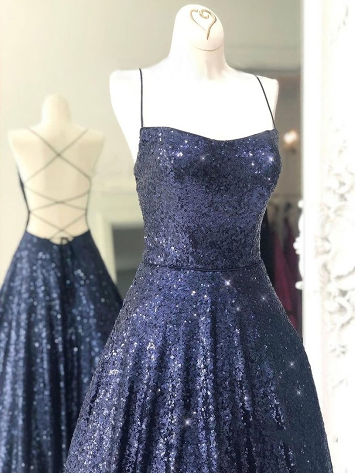 Elegante abito lungo a linea ad A senza spalline con paillettes e schiena scoperta per cerimonie formali