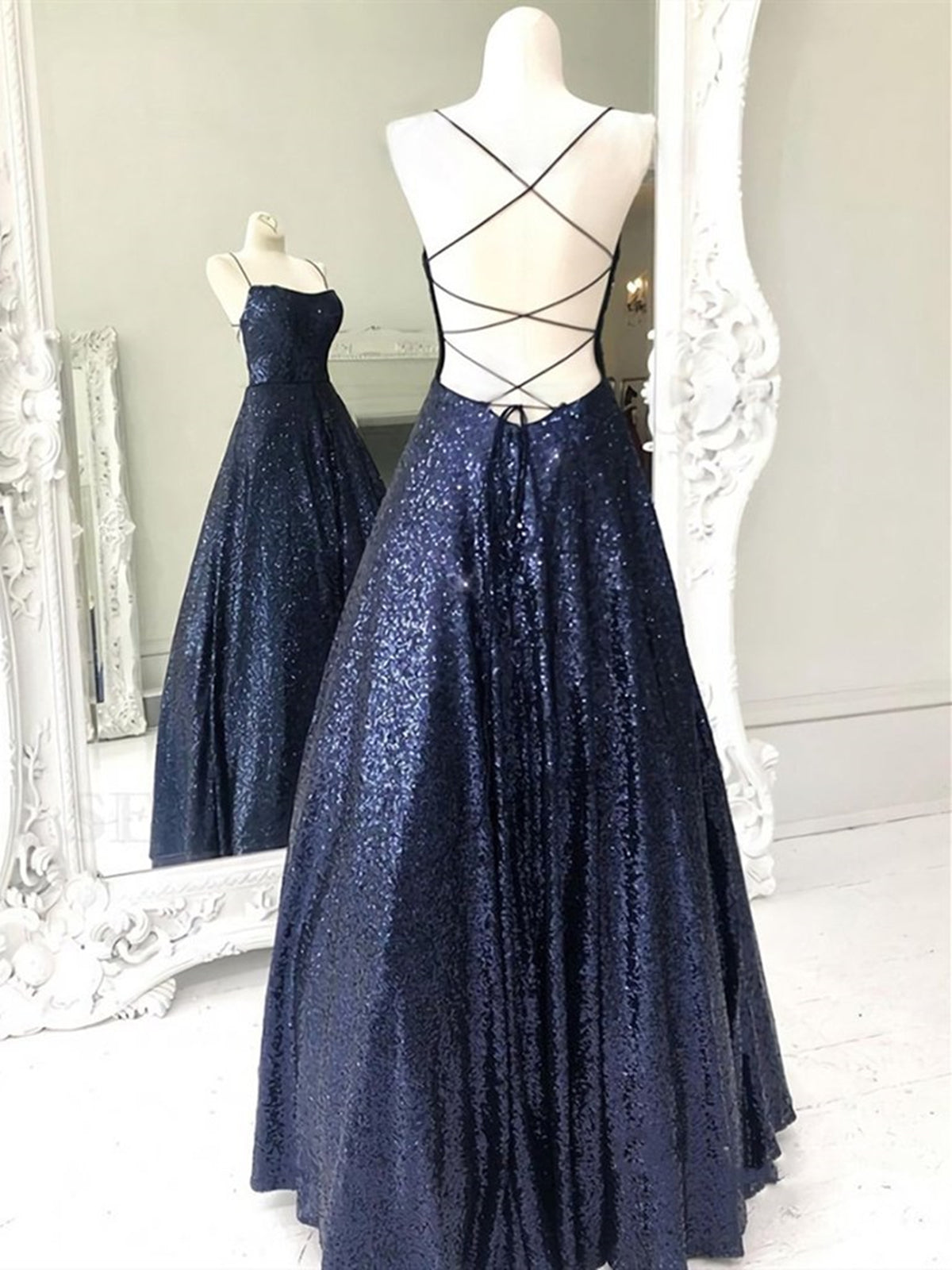 Elegante abito lungo a linea ad A senza spalline con paillettes e schiena scoperta per cerimonie formali