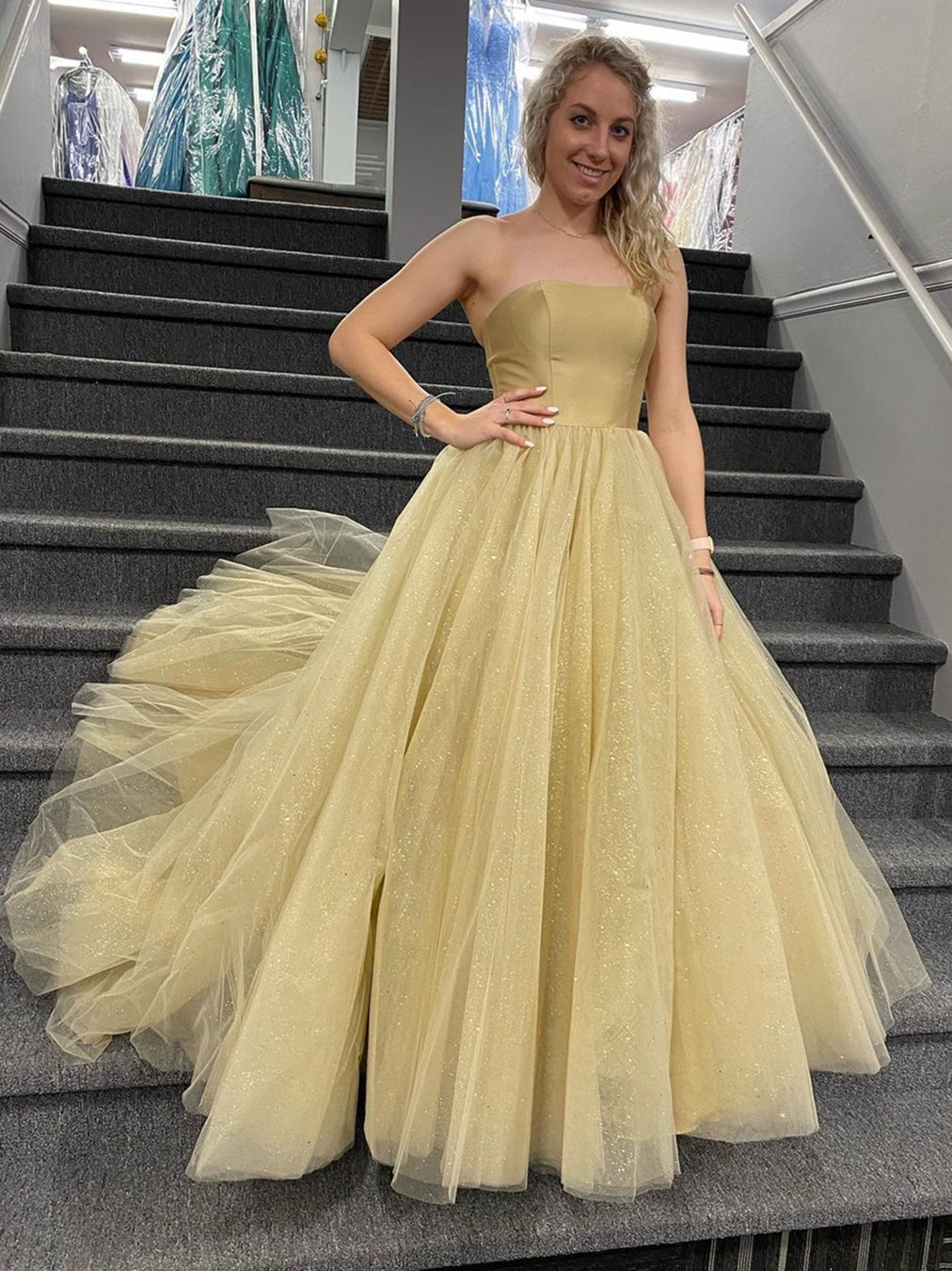 Elegante abito lungo a linea ad A senza spalline in tulle per serate formali e balli di fine anno
