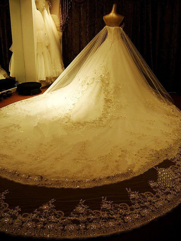 Elegantes langes A-Linien-Brautkleid mit Herzausschnitt und Kristallperlen