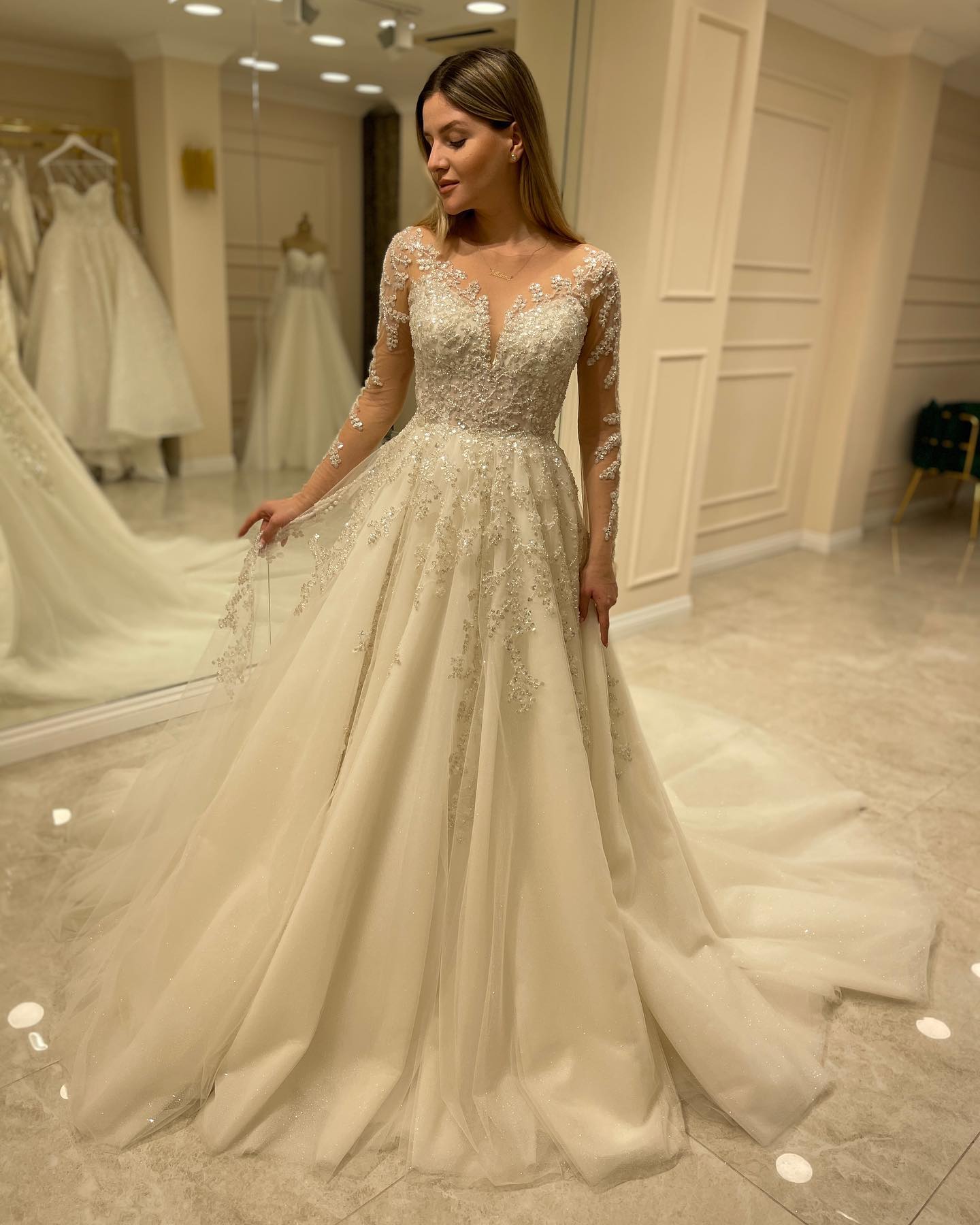 Abito da sposa elegante lungo a linea ad A con scollo a cuore e applicazioni di pizzo con maniche