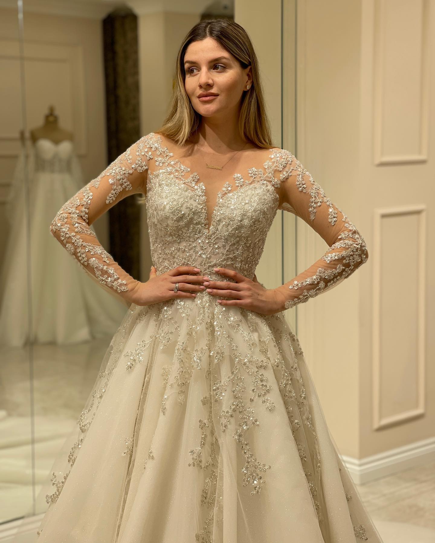 Abito da sposa elegante lungo a linea ad A con scollo a cuore e applicazioni di pizzo con maniche