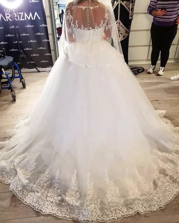 Elegante abito da sposa lungo a linea ad A con scollo a cuore in tulle