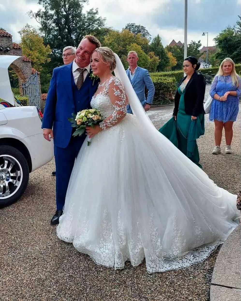 Elegante abito da sposa lungo a linea ad A con scollo a cuore in tulle