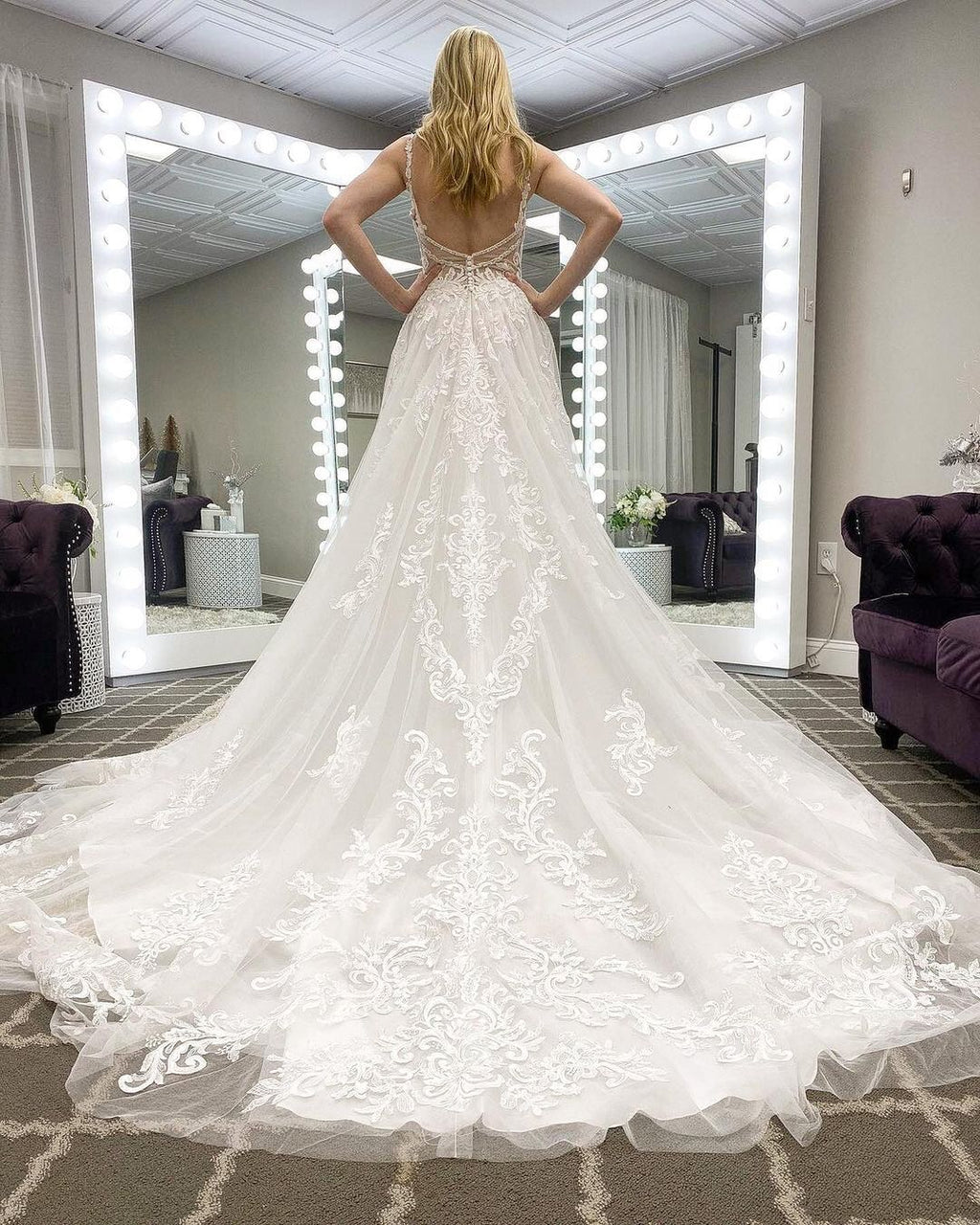 Abito da sposa elegante lungo a linea ad A con scollo a V, applicazioni in pizzo, tulle e schiena scoperta