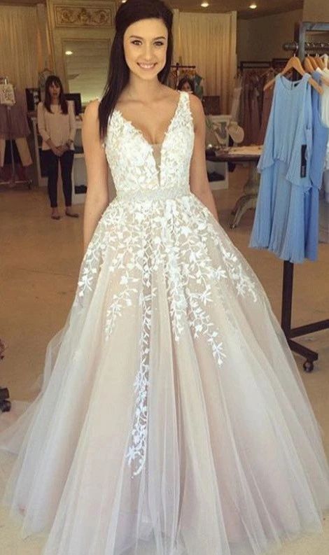 Robe de mariée élégante longue en tulle et dentelle avec col en V