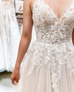 Elegante abito da sposa lungo a linea ad A con scollo a V, pizzo, tulle e schiena scoperta