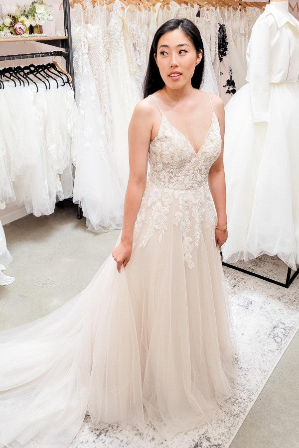 Elegante abito da sposa lungo a linea ad A con scollo a V, pizzo, tulle e schiena scoperta