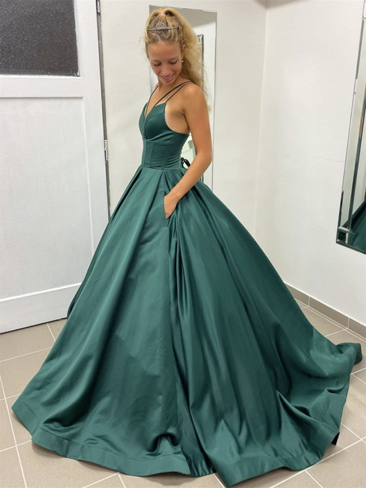 Vestidos Elegantes Longos em Linha A com Decote em V, Cetim, Costas Abertas, Formais para Baile de Finalistas com Bolsos