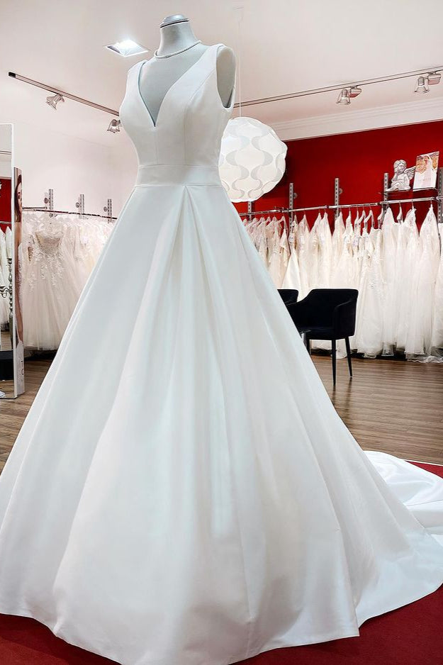 Elegante abito da sposa lungo a linea ad A con scollo a V in raso, balze e schiena scoperta