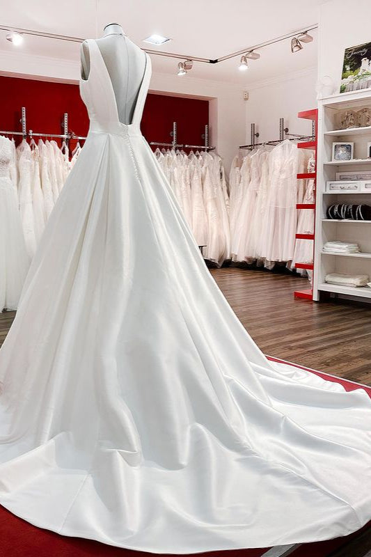Elegante abito da sposa lungo a linea ad A con scollo a V in raso, balze e schiena scoperta