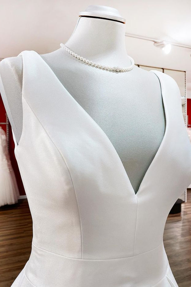 Elegante abito da sposa lungo a linea ad A con scollo a V in raso, balze e schiena scoperta