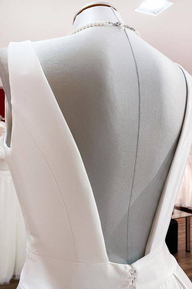 Elegante abito da sposa lungo a linea ad A con scollo a V in raso, balze e schiena scoperta
