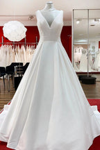 Elegante abito da sposa lungo a linea ad A con scollo a V in raso, balze e schiena scoperta