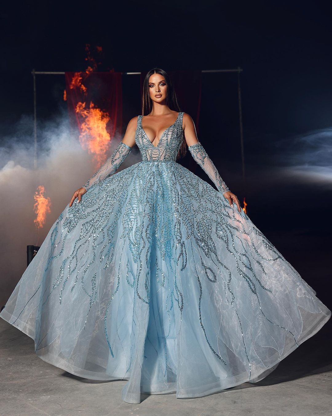 Elegante vestido de fiesta largo de corte A con escote en V, tirantes finos y encaje con lentejuelas