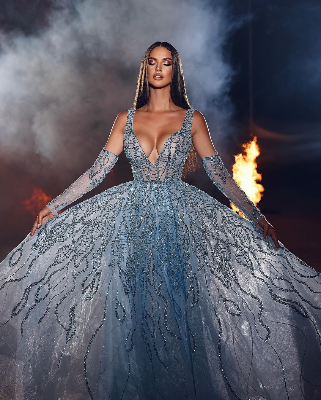 Elegante vestido de fiesta largo de corte A con escote en V, tirantes finos y encaje con lentejuelas