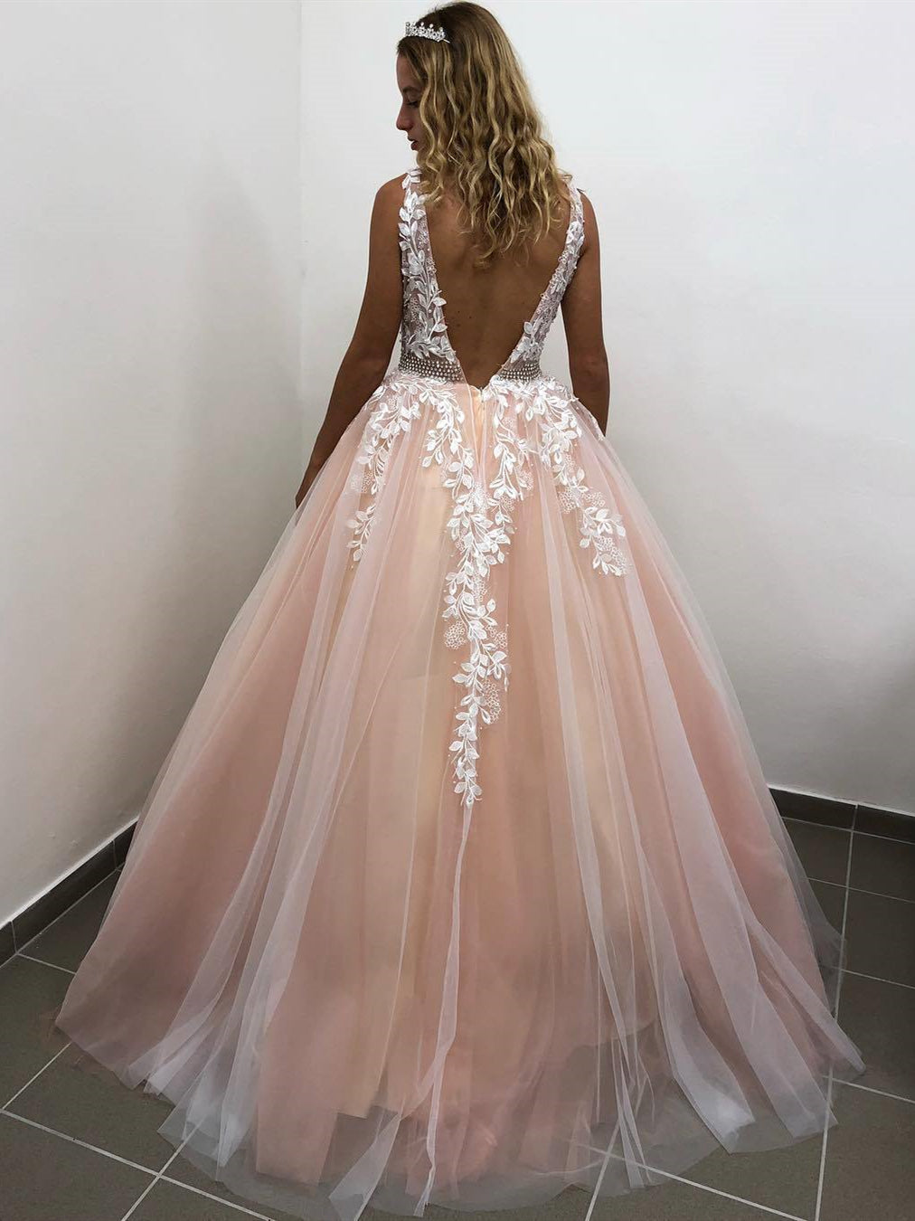 Elegante abito lungo a linea ad A con scollo a V, tulle, pizzo e schiena scoperta per cerimonie formali