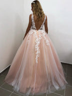 Elegante abito lungo a linea ad A con scollo a V, tulle, pizzo e schiena scoperta per cerimonie formali