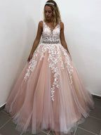 Elegante abito lungo a linea ad A con scollo a V, tulle, pizzo e schiena scoperta per cerimonie formali