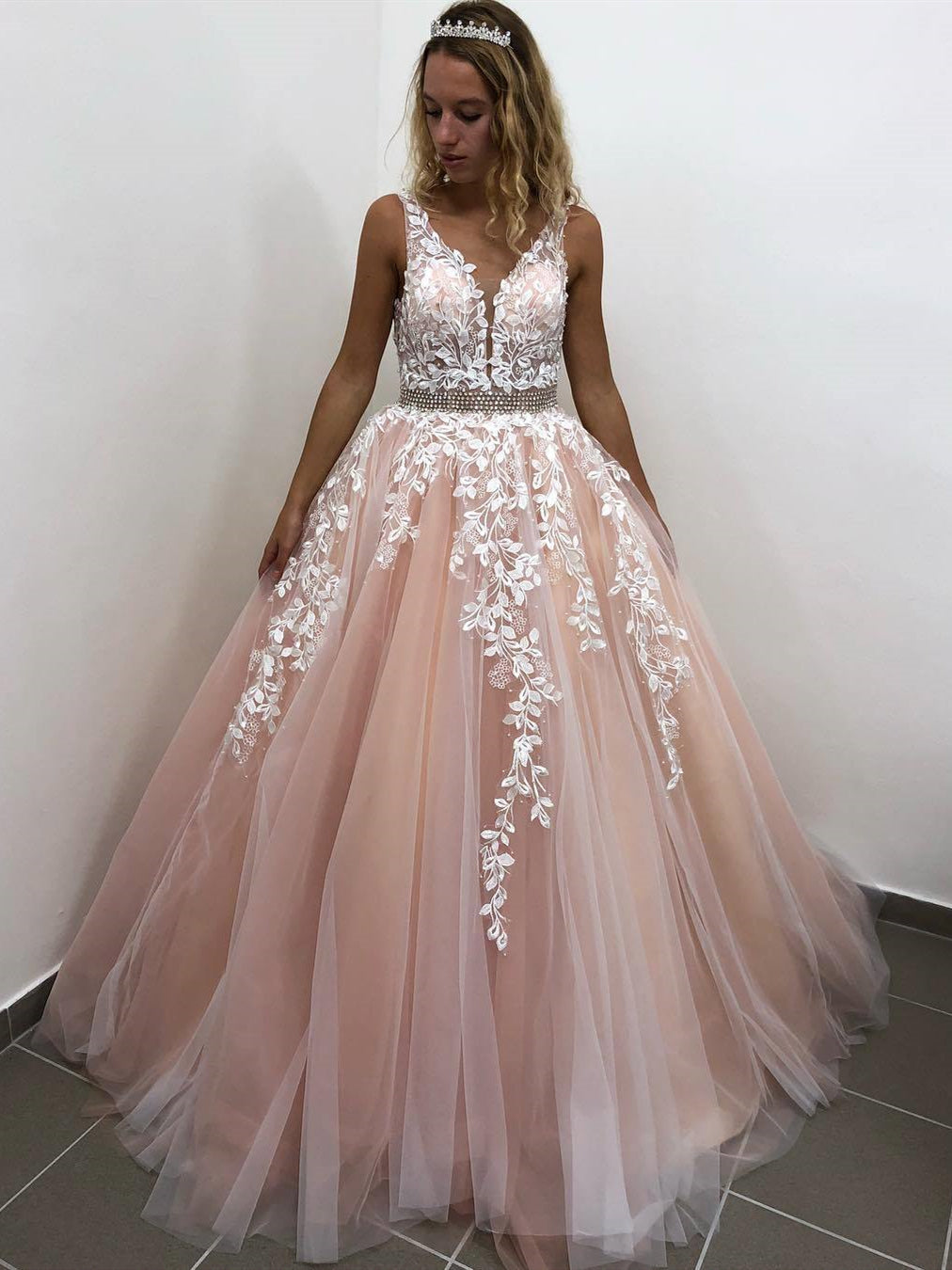 Elegante abito lungo a linea ad A con scollo a V, tulle, pizzo e schiena scoperta per cerimonie formali