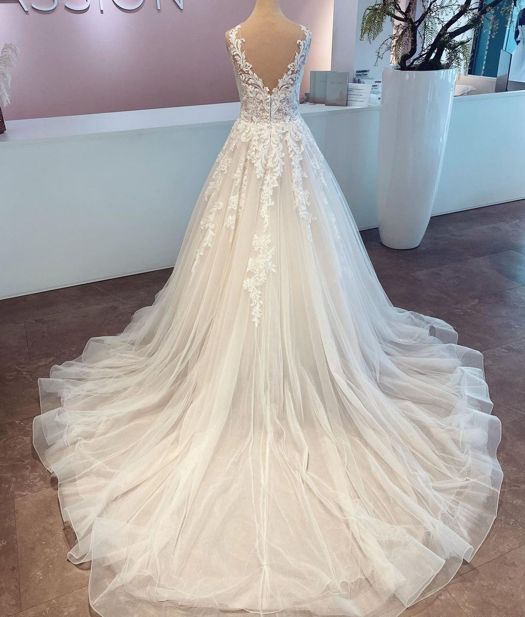 Elegante abito da sposa lungo a linea ad A con scollo a V in tulle e pizzo