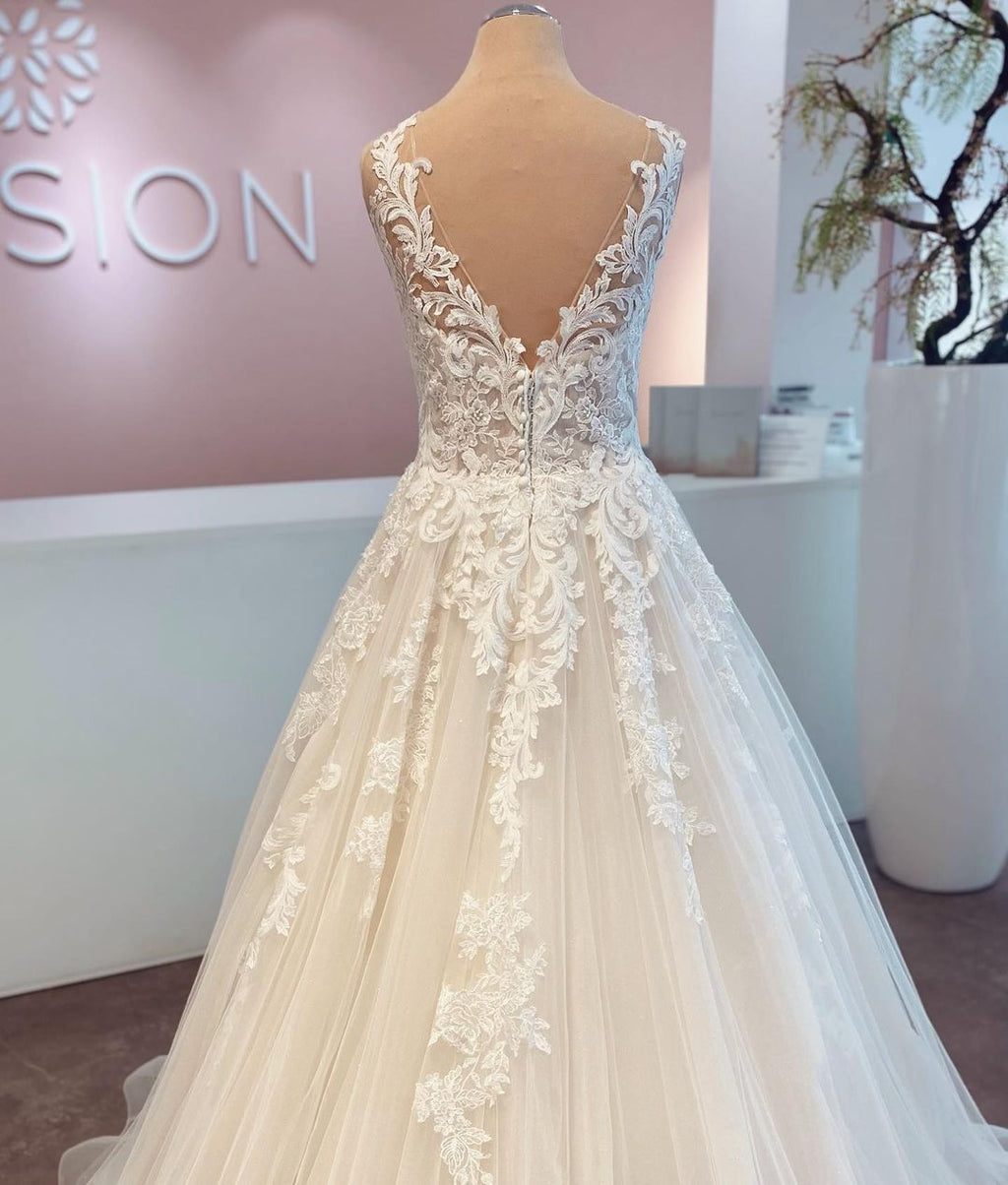 Elegante abito da sposa lungo a linea ad A con scollo a V in tulle e pizzo