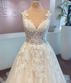 Elegante abito da sposa lungo a linea ad A con scollo a V in tulle e pizzo