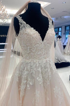 Abiti da sposa eleganti lunghi a linea ad A con scollo a V in tulle senza maniche e pizzo