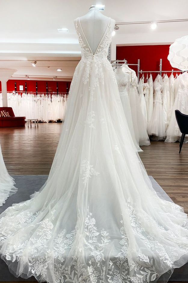 Elegante abito da sposa lungo a linea ad A con scollo a V, tulle, spalline sottili e pizzo