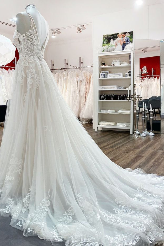 Elegante abito da sposa lungo a linea ad A con scollo a V, tulle, spalline sottili e pizzo