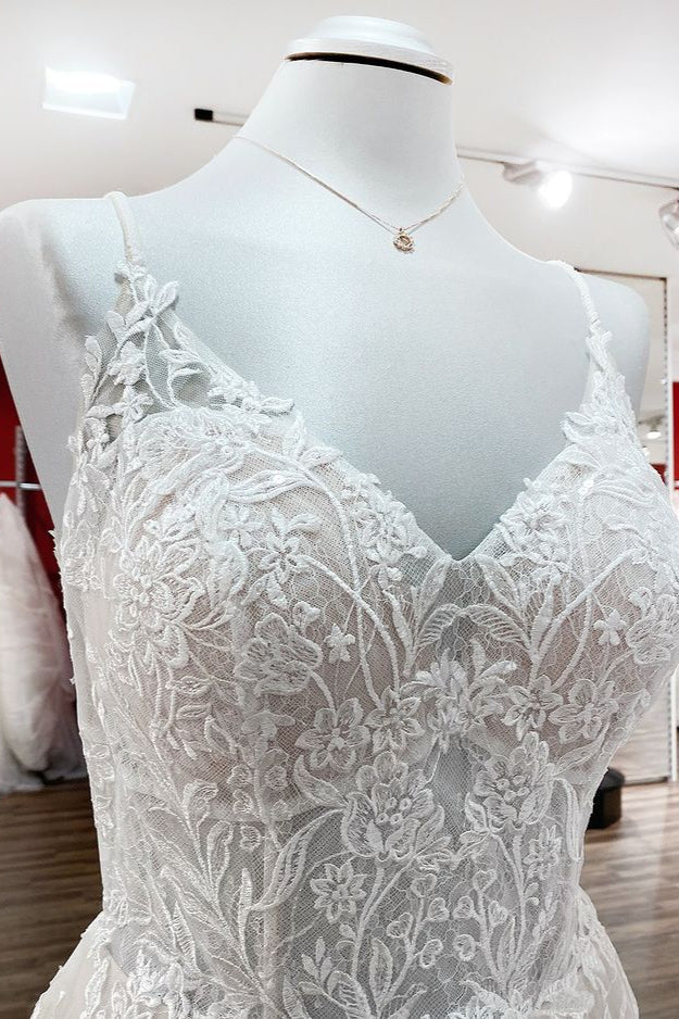 Elegante abito da sposa lungo a linea ad A con scollo a V, tulle, spalline sottili e pizzo